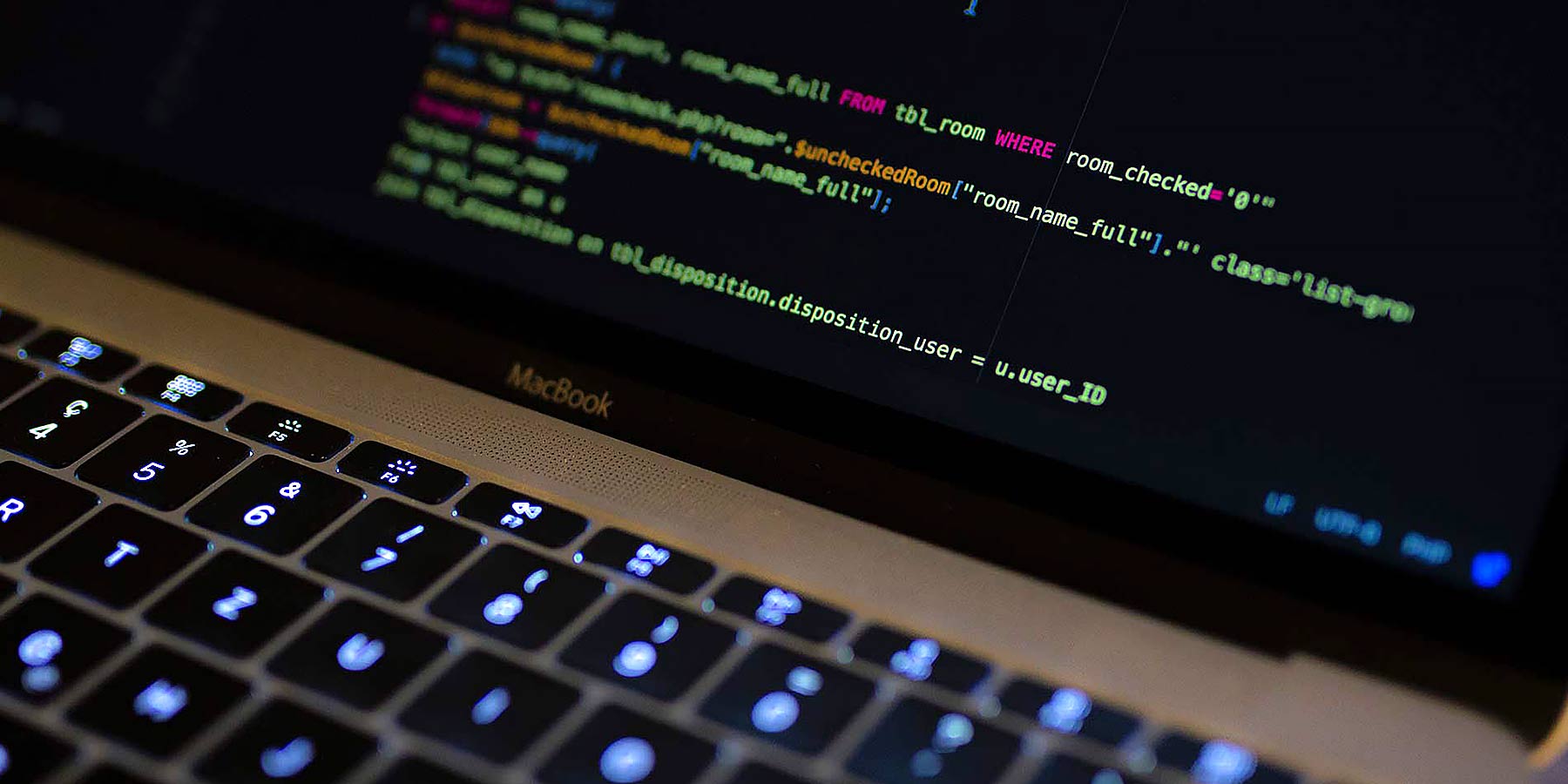 Laptop mit Ansicht auf Tastatur und Bildschirm