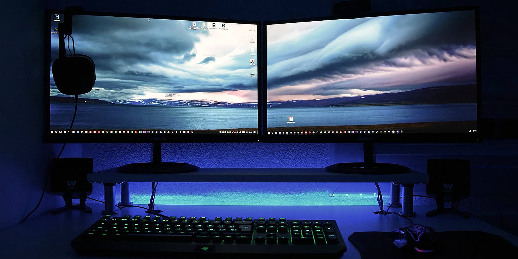 Workstation mit zwei Bildschirmen