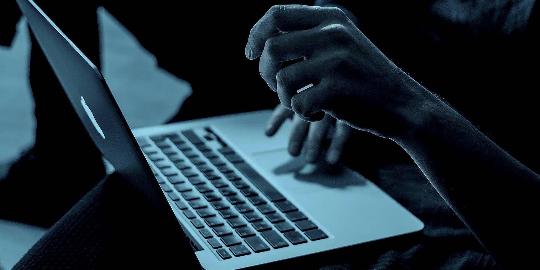 Hände schreibeneauf Laptop